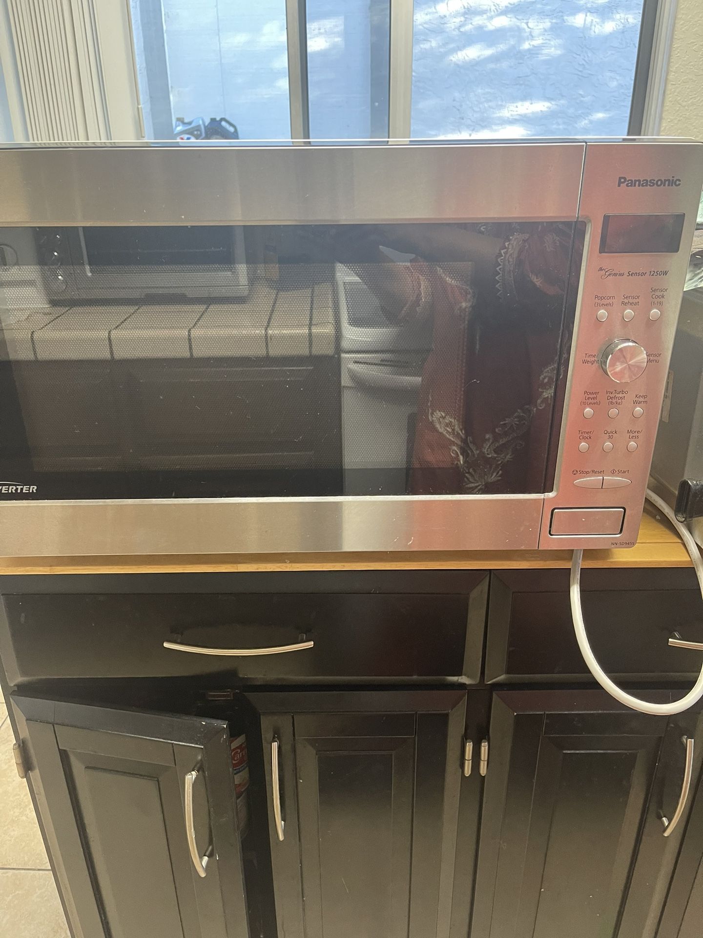 Panasonic 2.2 Cubic Foot Microwave Inverter And Genius Sensor 1250W