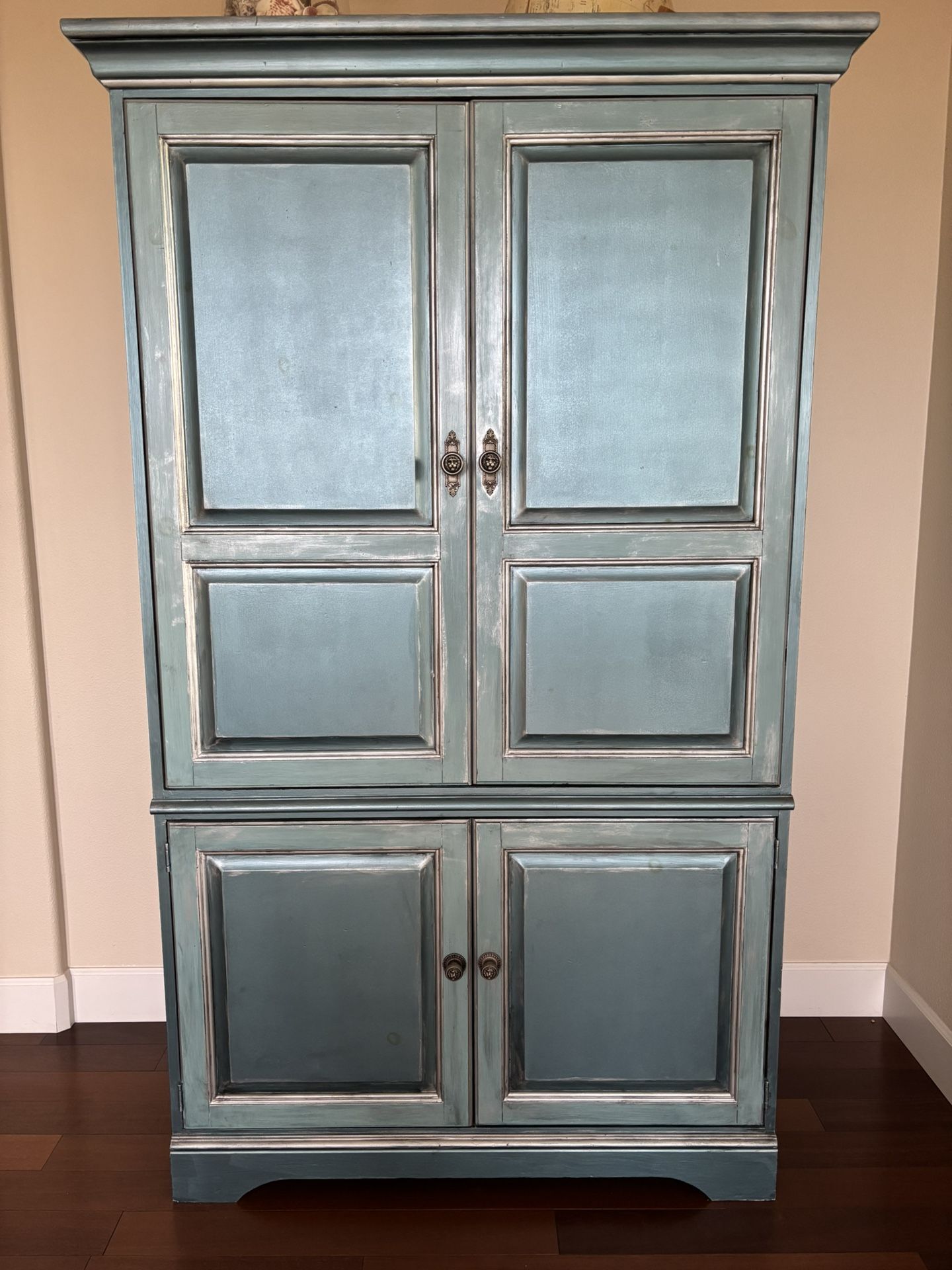 Armoire $200