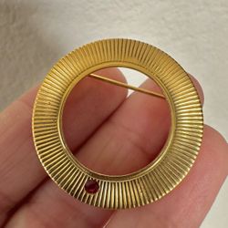Gold tone  vintage  round brooch 