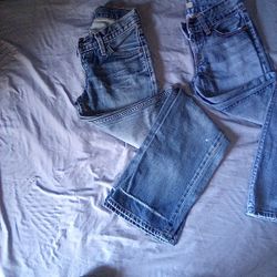 Woman's Levi's Jeans Sizes 27/32, 27/30
