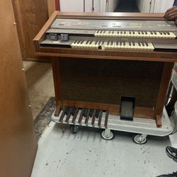 Electric Organ One Of The Keys Is Damage Organ Program Plays On It’s Own L