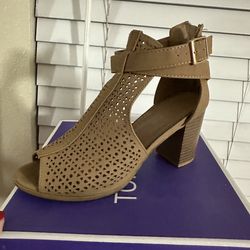 Tan Heel Sandals Shoes Size 7 Woman