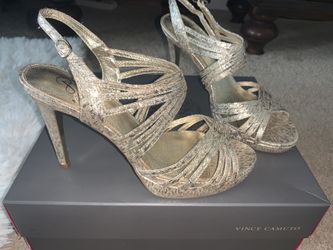 WOMENS GOLD HEELS (sz 8)