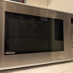 Panasonic 950W microwave - compact design