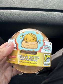 Comic-con exclusive gold hello kitty dumpling