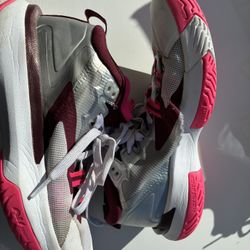 Basketball shoes