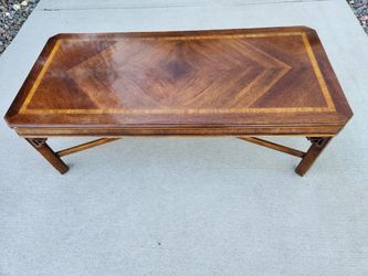 coffee table
48x22x16H"
sturdy
little scratch on top(see the picture)
$20