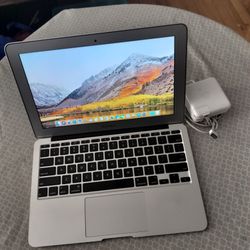 Apple MacBook Air A1465 Works Great 
