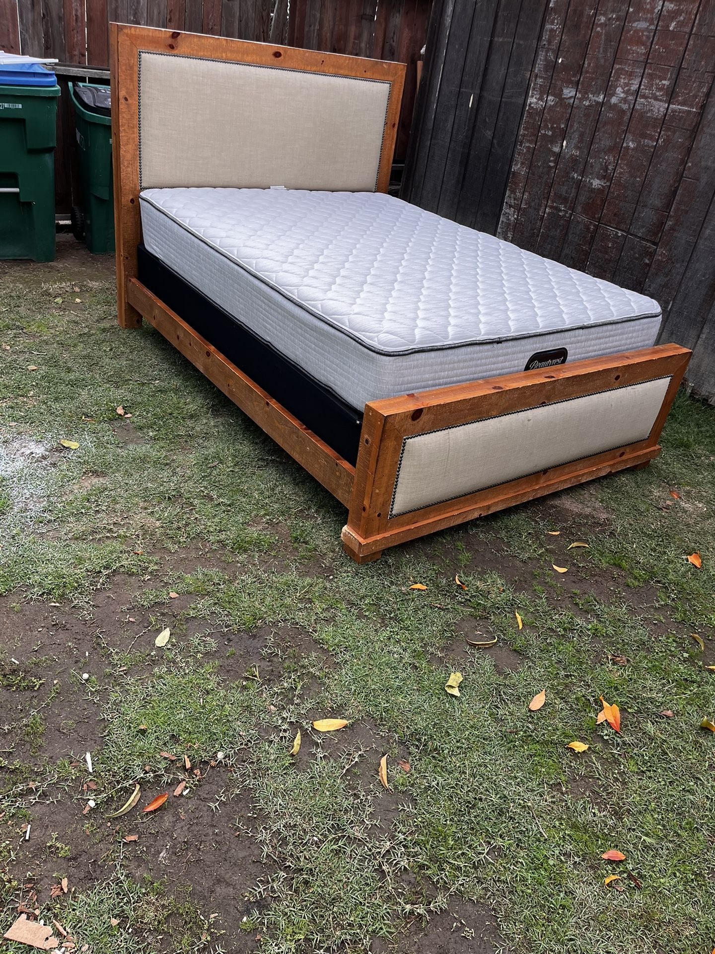 VINTAGE QUEEN BED FRAME ✅✅✅