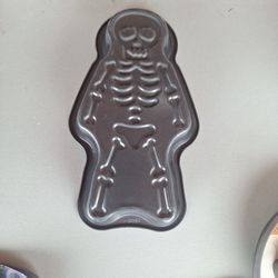 Cake Pan /SKELETON  COMES WITH  INSTRUCTIONS 