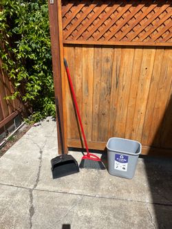Rubbermaid dust pan with handle/broom/trashcan
