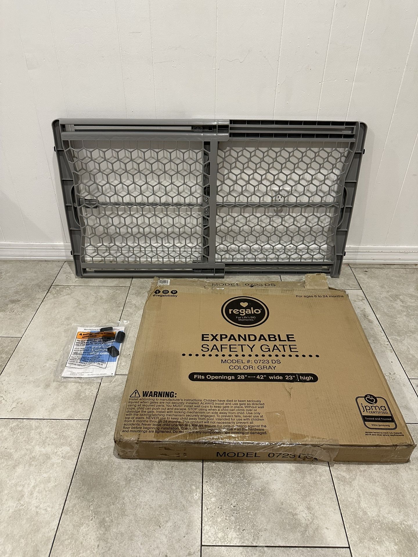 Wide Pet Gate / Baby Gate - Fits Openings 28” - 42”