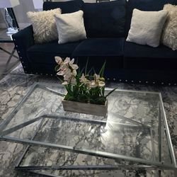 Blue sofa and chair whit tables and lamps