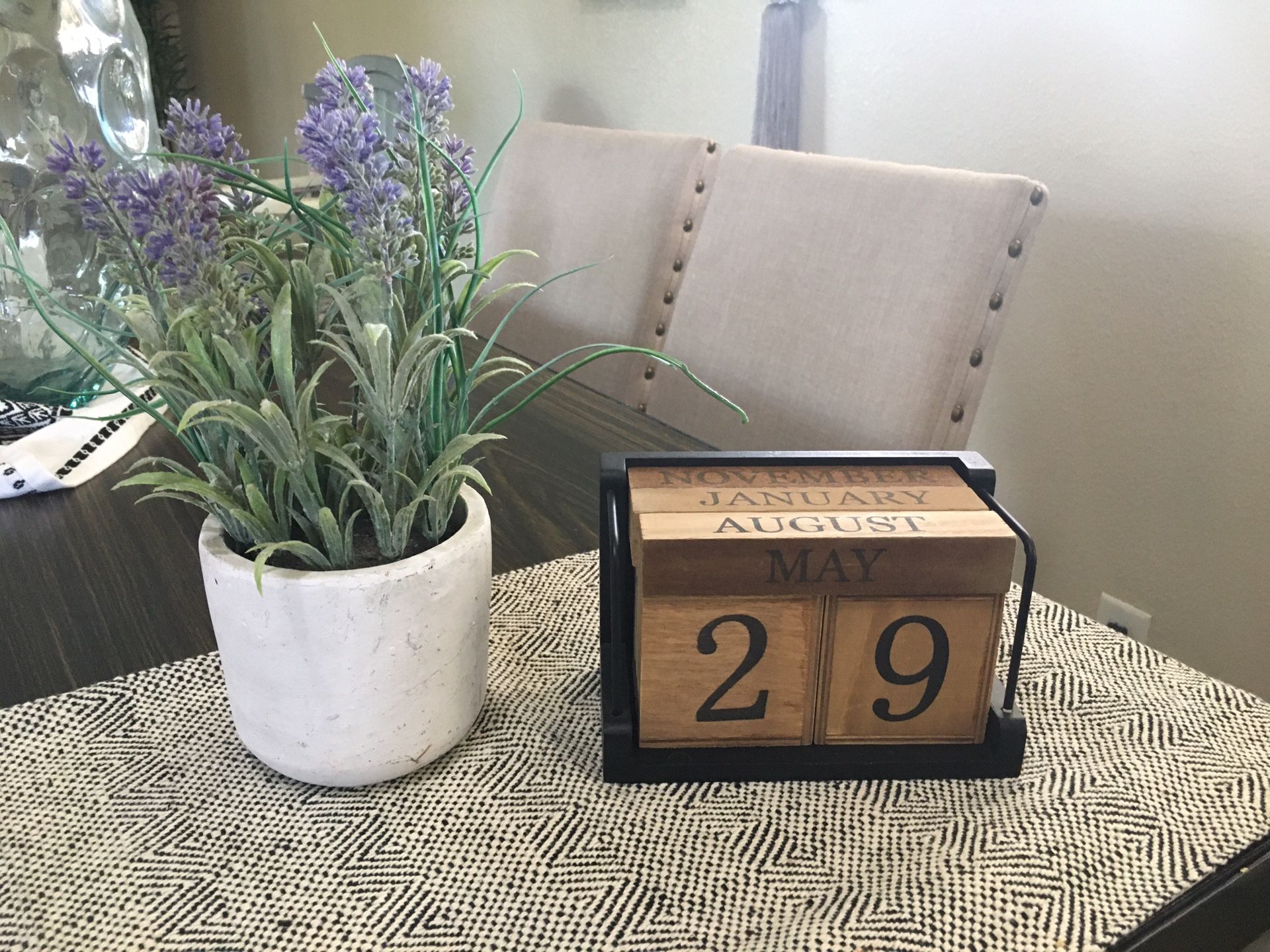 Farmhouse decor date changing and fake plant