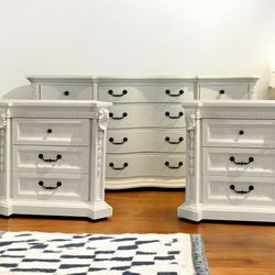 $675/set - ⭐️Like New⭐️ 3pc Beautiful XL Dresser & Nightstand set - delivery available 