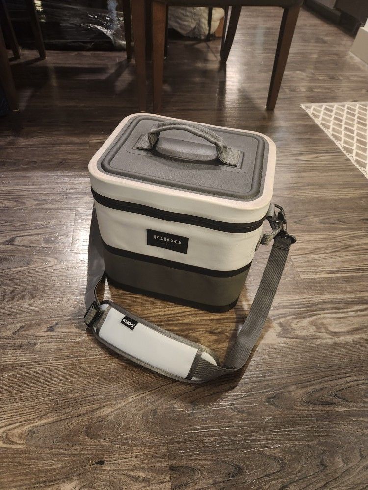New Igloo Softsided Insulated Padded Cooler Shoulder Bag