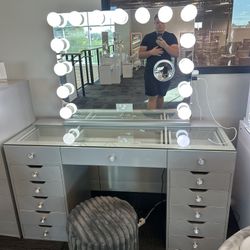 Brand New Elegant Stylish Vanity Mirror Set 
