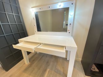 Vanity Mirror In Good Condition Is Missing Some Bolts You Can Buy It At Home Depot espejo Con Mesa Y Gavetero Para Dama,  en buenas condiciones