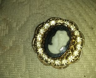 Vintage Cameo brooch