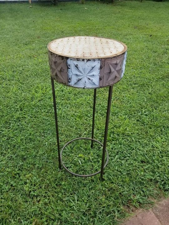 Metal accent table