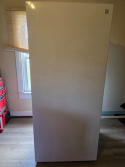 Kenmore  20.8 Cubic Ft upright Frost Free Freezer KLFU021AWD0 Works Great! $500 or Best Offer