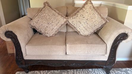 Elegant Living Room Set – Sofa, Coffee Table, End Tables + Lamps (Good Condition)