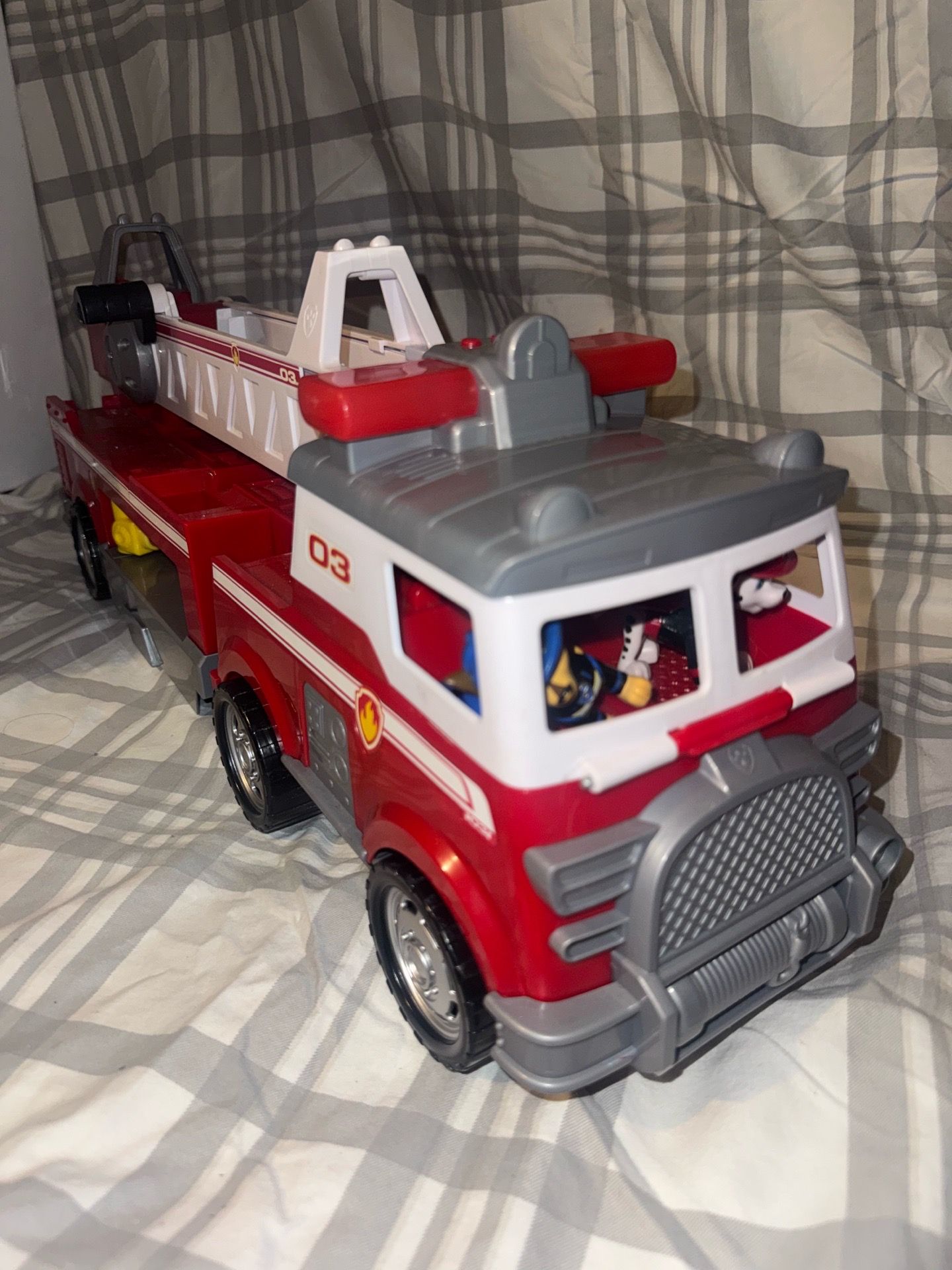 ๐ PAW Patrol Ultimate Rescue Fire Truck + Figures ๐