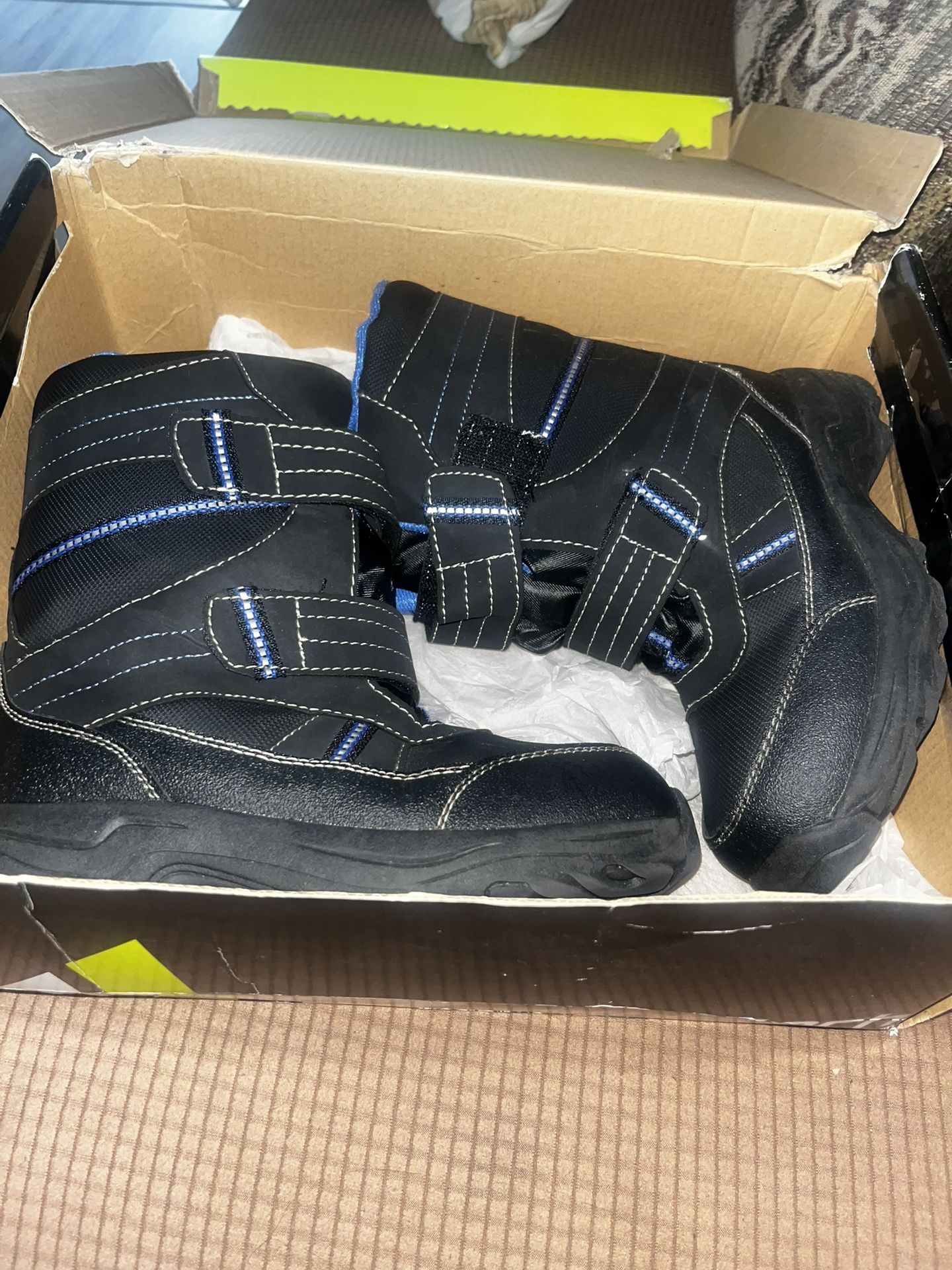 Boy Snow boots Size 4