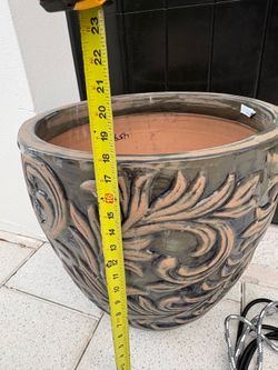 Large ceramic flower pots. Set of 2