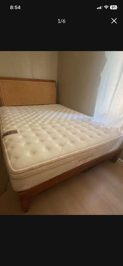 LOW PRICE MOVING- SAATVA $2400 + TAX AND SHIPPING LIKE NEW QUEEN MATTRESS  LUXURY ITALIA