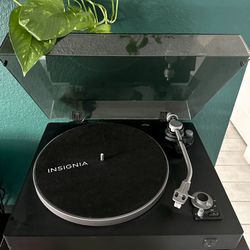 Like New- Bluetooth Turntable / Record Player With Detachable Cover