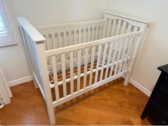 Crib - Pottery Barn Kendall in White