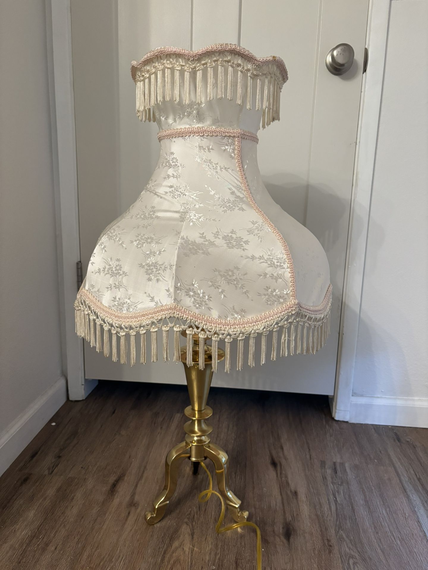 Vintage Victorian-Style Fringed Table Lamp
