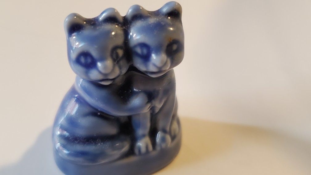 1 1/2" Unique Spooky Two Cats Hug Cute Face Minature Statue Figurine