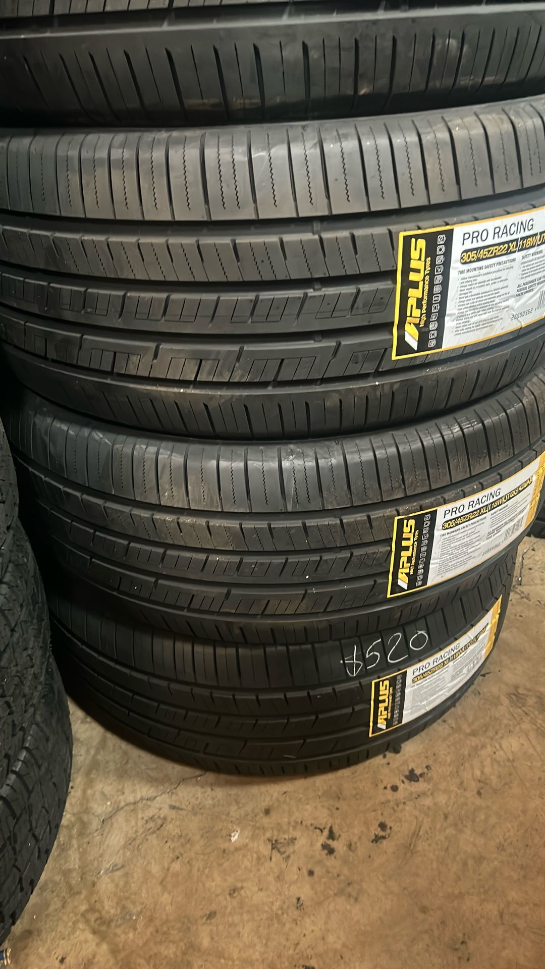 305/45R22
