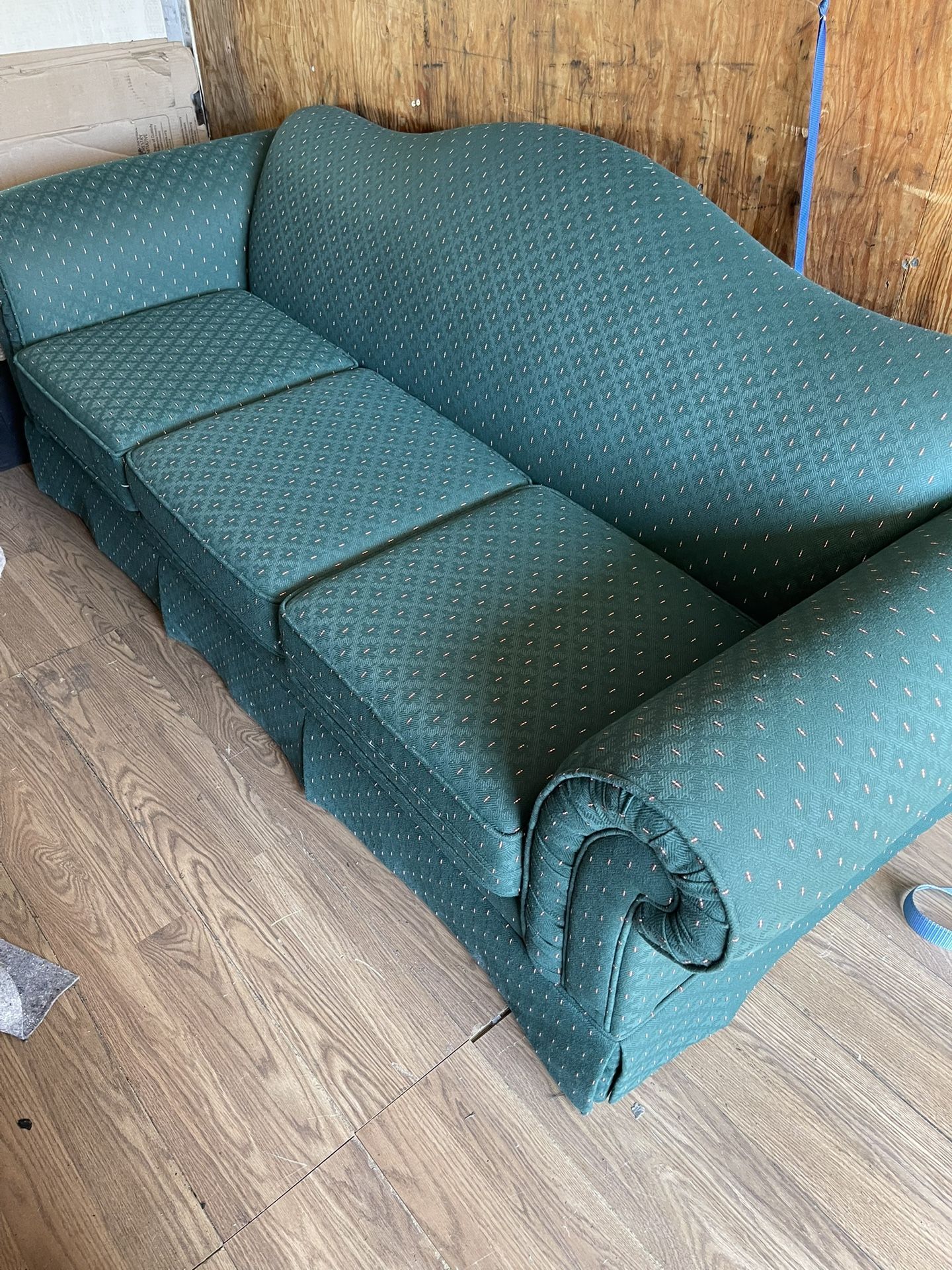 Classic Style 3 Seater Couch - Excellent Condition