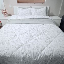Queen Sized Bed & Nightstands