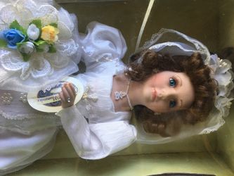 COLLECTABLE MEMORIES PORCELAIN WEDDING DOLL