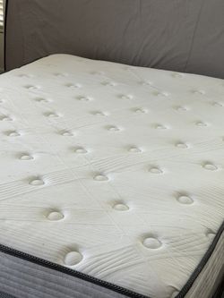 USED QUEEN SIZE MATTRESS WITH BOX SPRING DELIVERY 🚚 AVAILABLE 