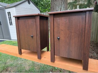 Pair of End Tables / Nightstands