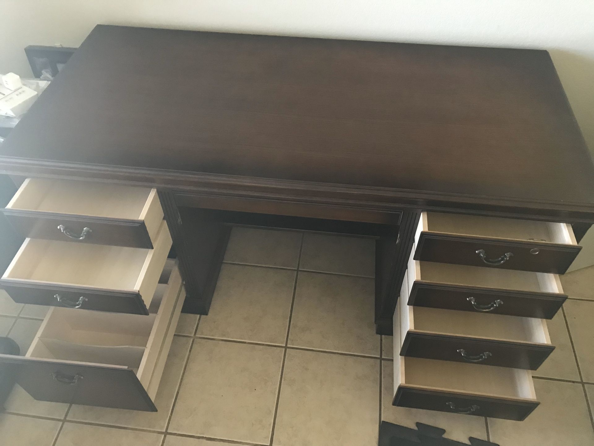 Executive Office Desk! Great Quality! Very Sturdy
