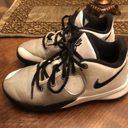 Boy’s Nike Shoes Size 4