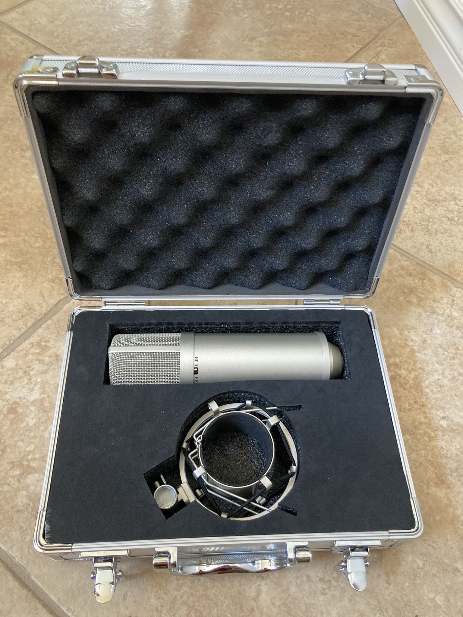 MxI 992 Mogami Large-diaphragm Condenser Microphone With Case