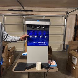 Hydro BEAUTY QH SKIN SYSTEM , screen doesn’t come on broke blue door during business move brand new $200as is