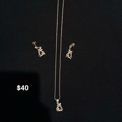 set of earrings  and silver necklace/juego de aretes y collar de plata