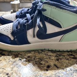 Kids Nike Air Jordan 1 Mid Sneakers – Navy/White/Green – Size ?
