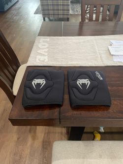 Venom knee pads