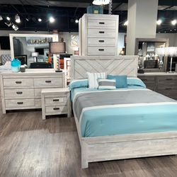 Must Go Asap ! Queen / King Size 4 - Pieces Bedroom Set - Fast Delivery