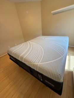 Tempur-Pedic TEMPUR-Adapt® Medium Hybrid Mattress + Adjustable Base