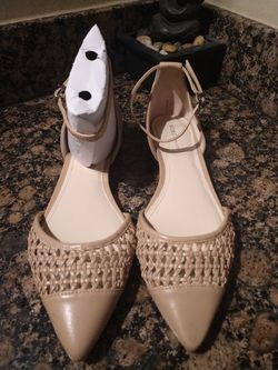 BCBG color tan flat ankle bracelet size 8.5